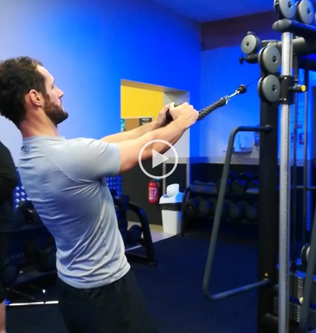 séance de coaching sportif en studio pour le dos